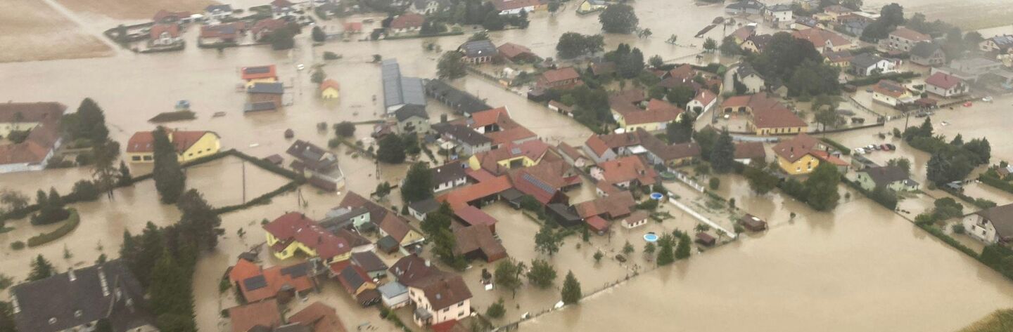 Vom Hochwasser überflutete Landschaft mit Häusern